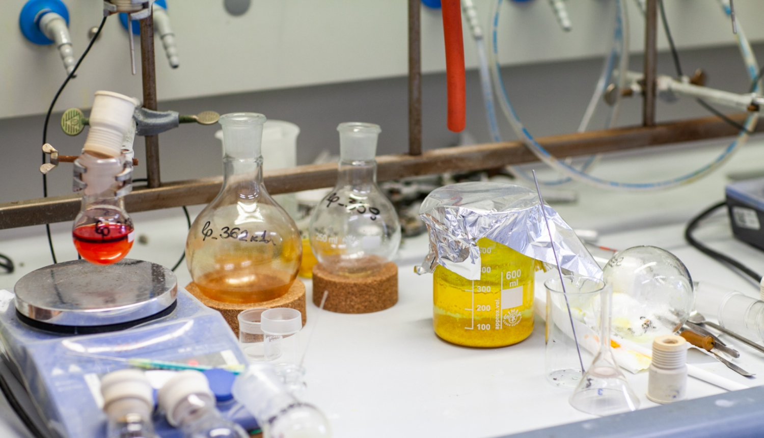 galds  ar mēģenēm