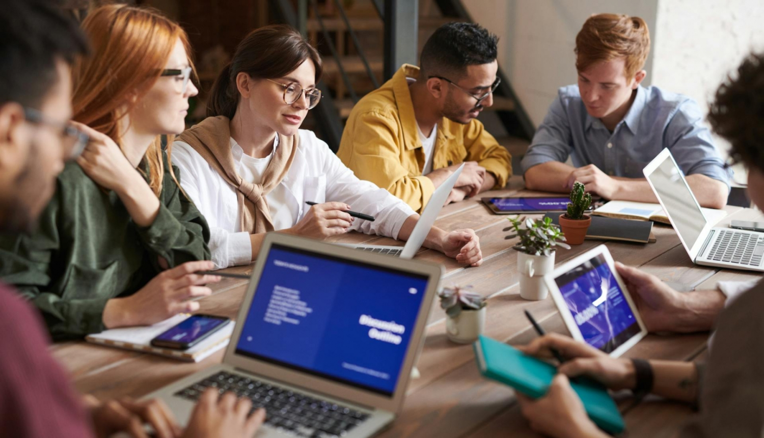 Studenti mācās pie viena galda