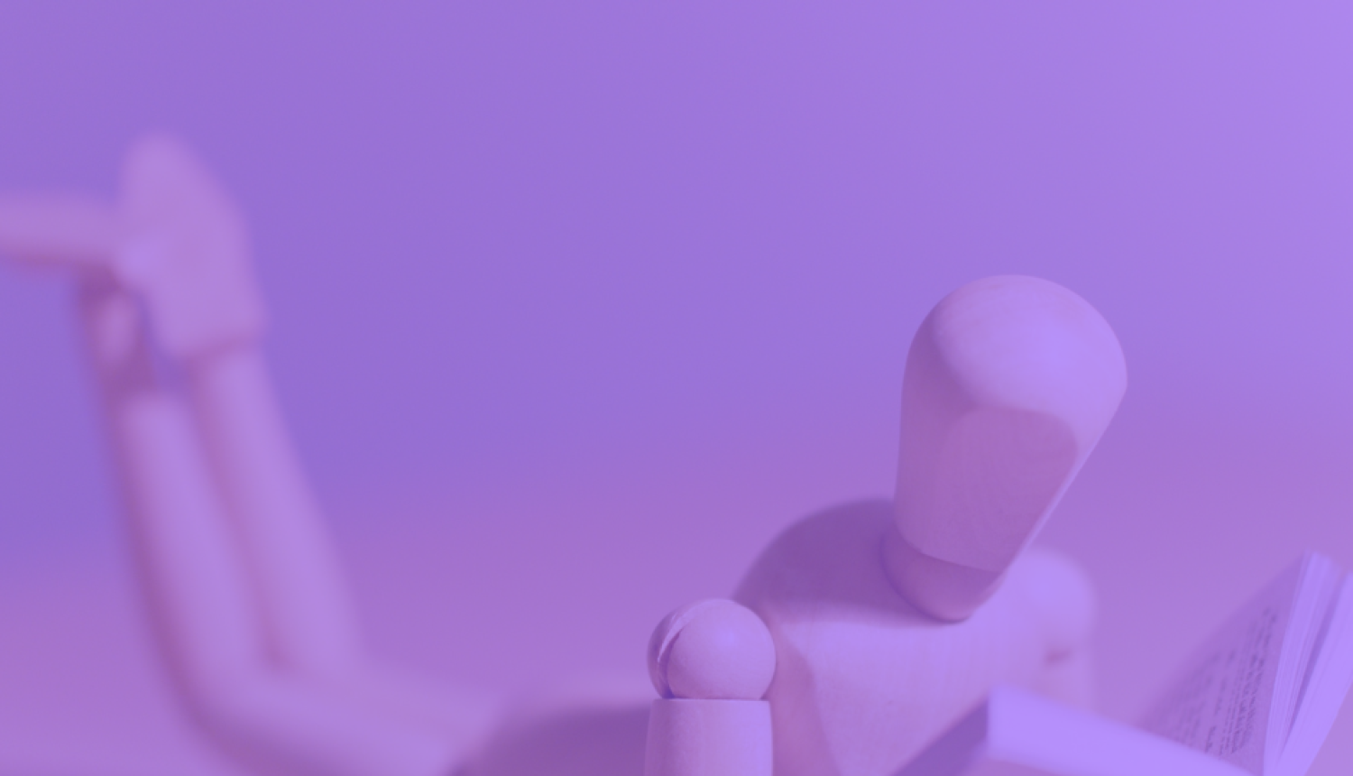 cilvēka koka veidols lasa grāmatu