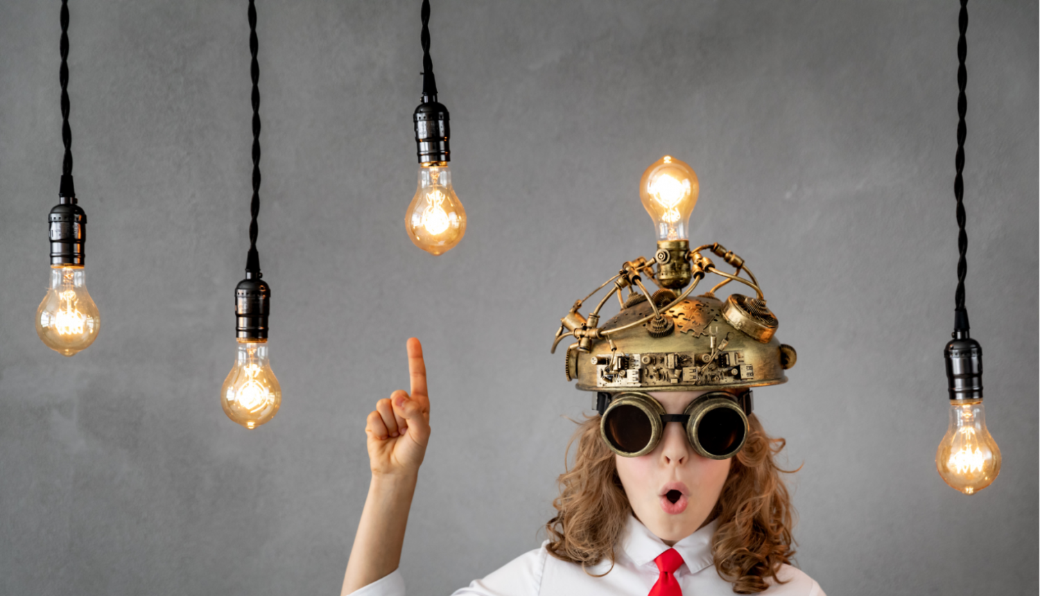 Bērnam uz galvas ir interesantas formas cepure, kurā deg spuldzīte, apkārt ir vēl četras spuldzītes, kas karājas no augšas