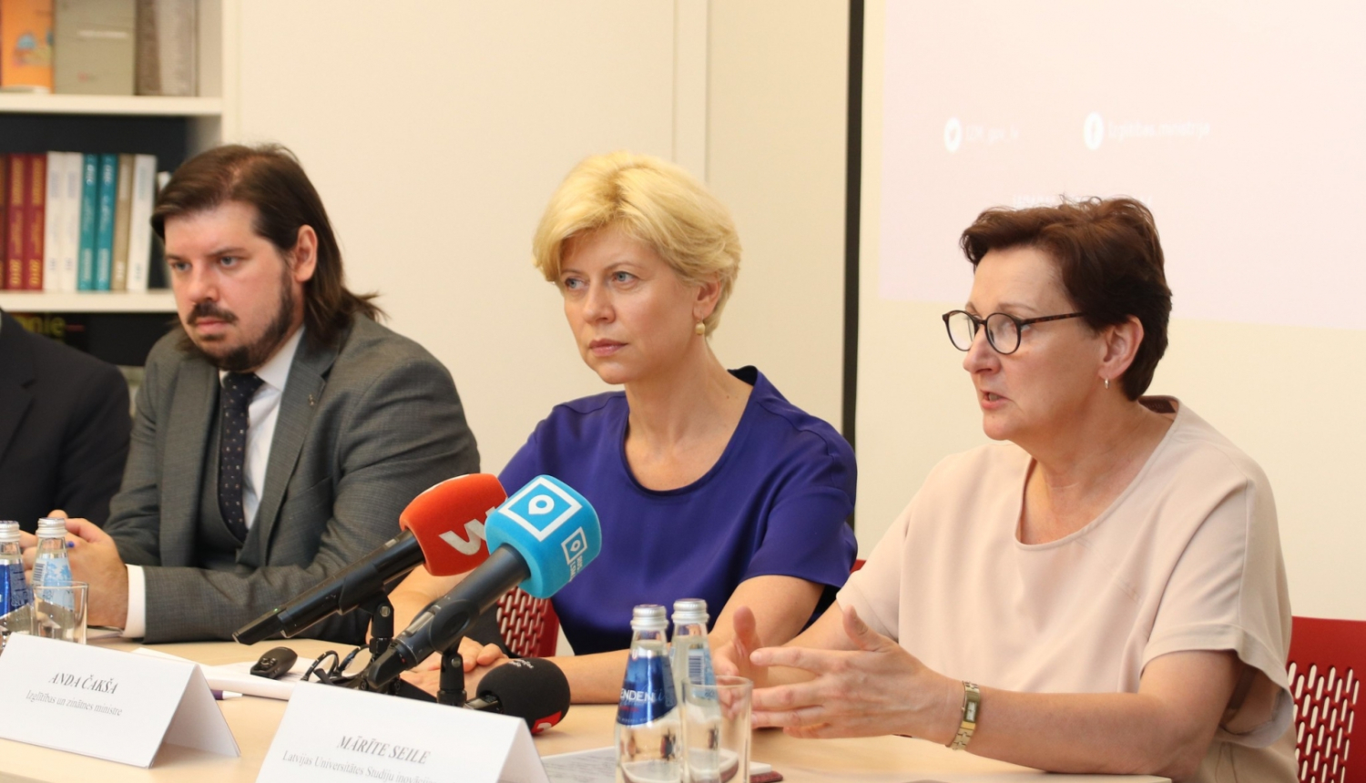 Preses konferencē pie galda sēž izglītības un zinātnes ministre Anda Čakša, Latvijas Universitātes Studiju inovācijas nodaļas vadītāja Mārīte Seile un IZM Valsts sekretāra vietnieks Jānis Paiders