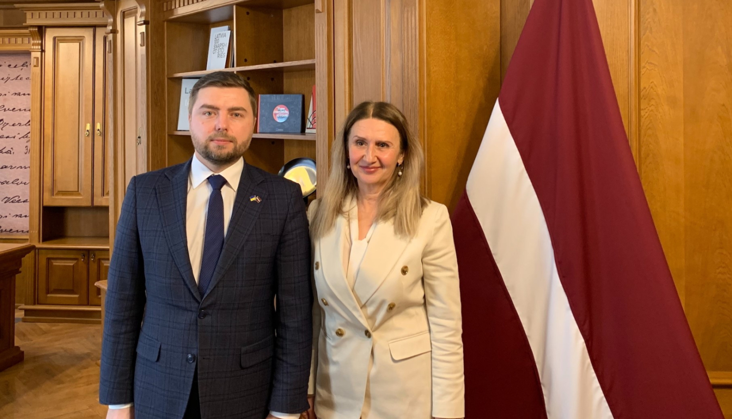 Izglītības un zinātnes ministrijas valsts sekretāra pienākumu izpildītāja Inita Juhņēviča ar Ukrainas vēstnieku Latvijā V. E. Anatoliju Kucevolu