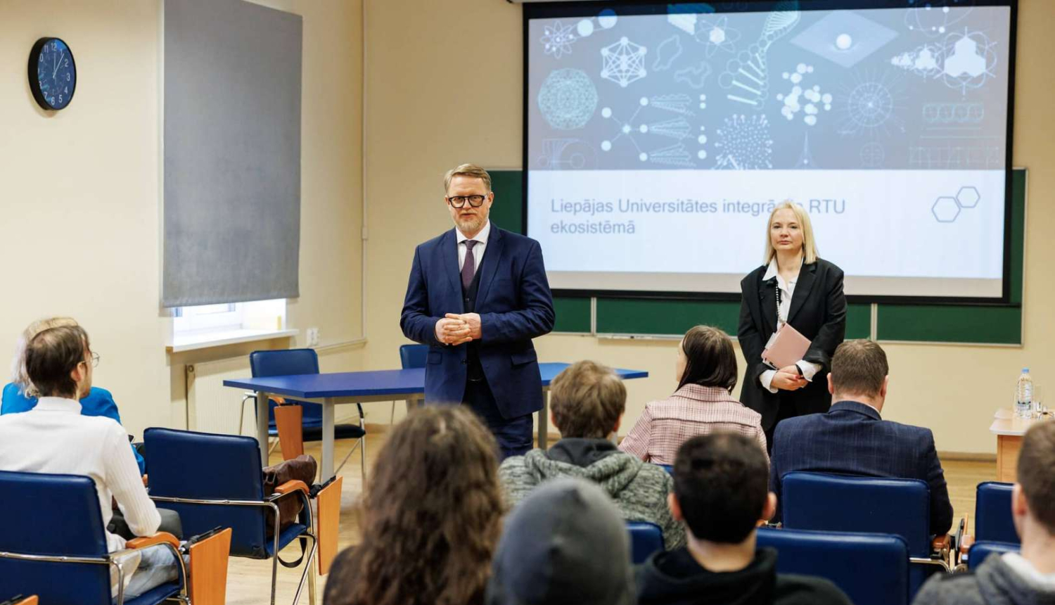 RTU rektors Tālis Juhna un LiepU rektore Dace Medne tiekas ar studentiem Liepājā. Foto – Toms Norde