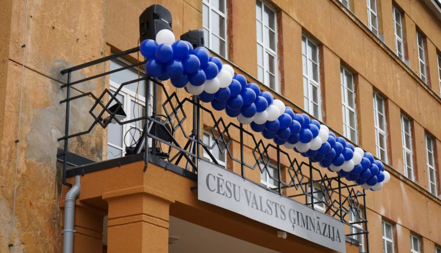Cēsu Valsts ģimnāzijas galvenā ieeja izrotāta ar baloniem