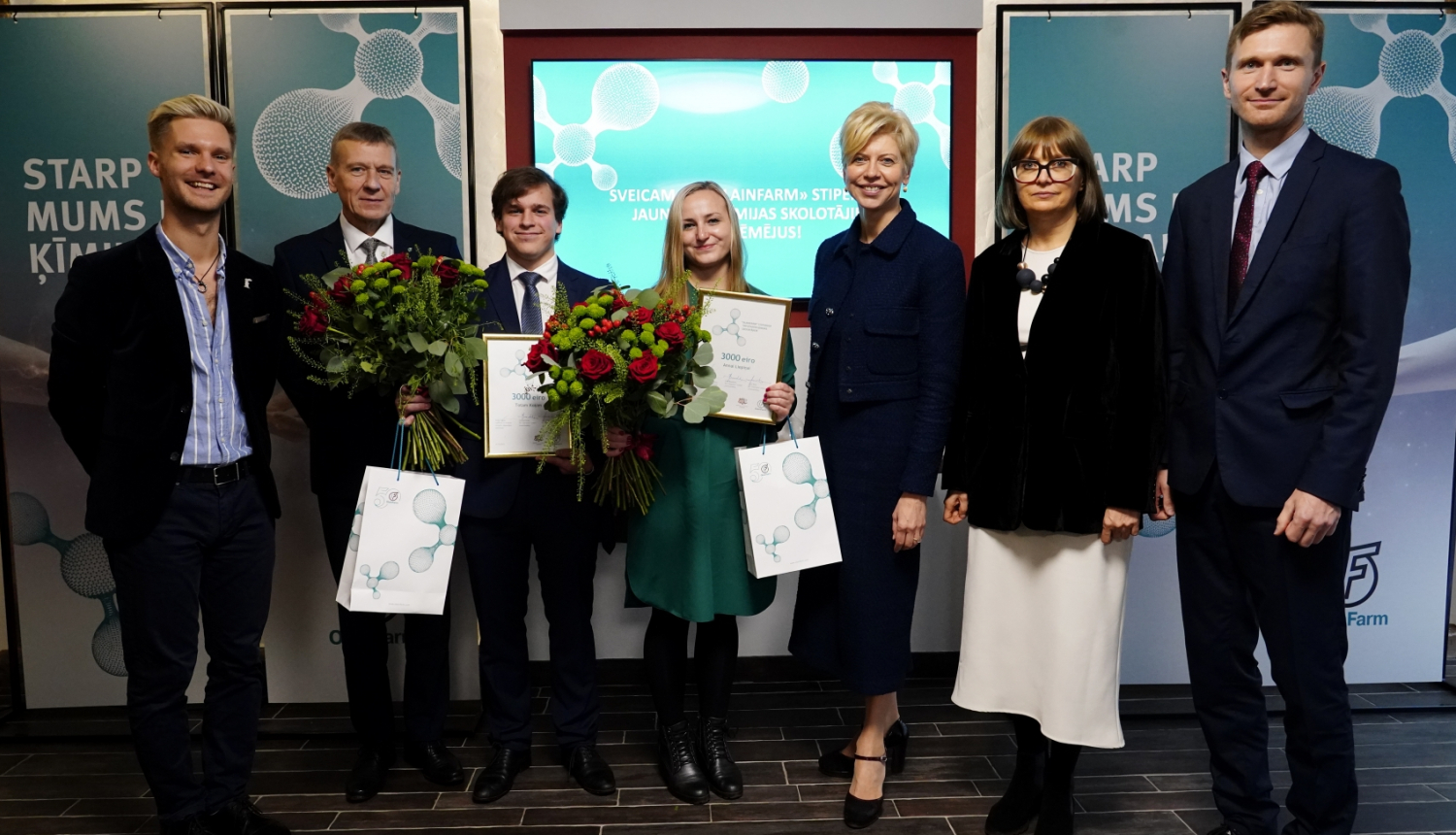 Divi jaunie ķīmijas skolotāji saņem 3000 eiro stipendijas no AS “Olainfarm” 