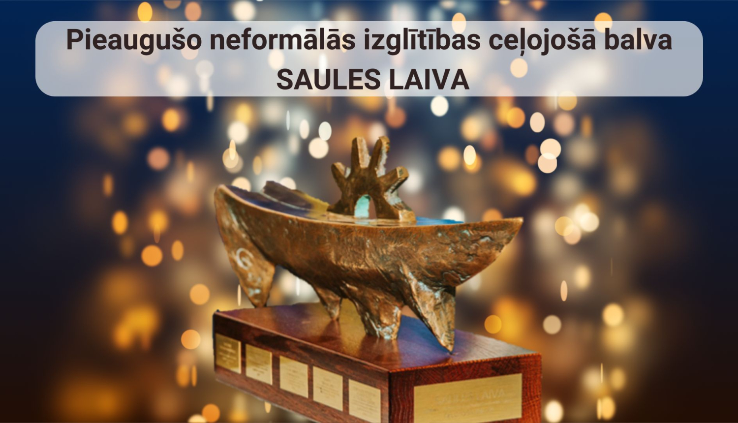 Attēla centrā ir Saules laiva apbalvojums - uz koka pamatnes no metāla izgatavota laiva, kuras iekšpusē ir stilzēta saule