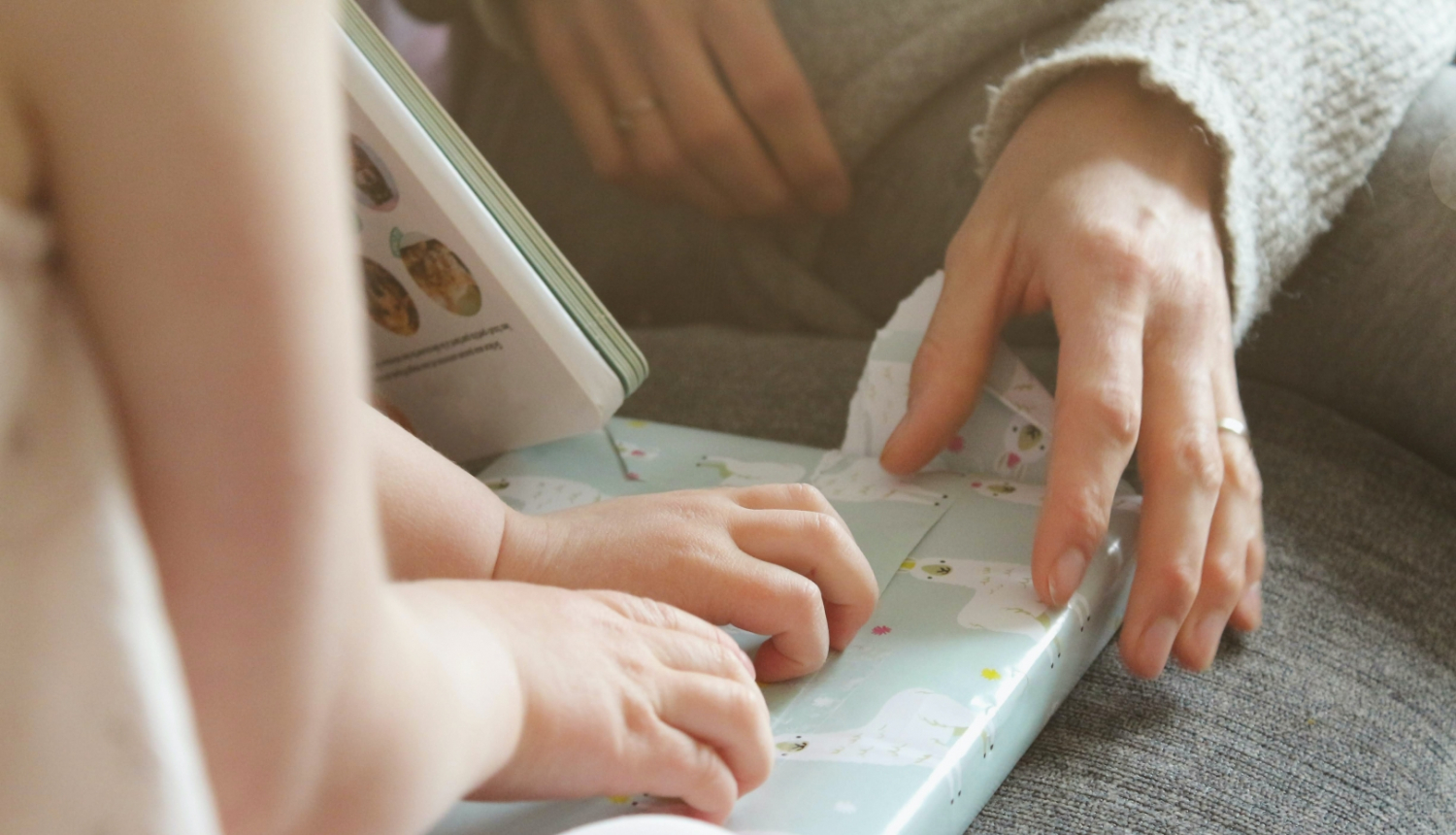 pieaugušais ar bērnu spēlējas - redzamas tikai rokas