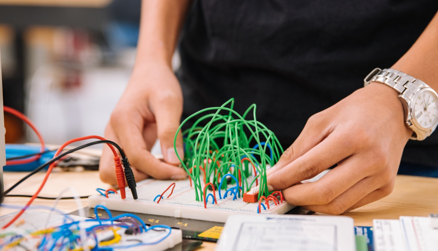 elektriskie vadi un rokas