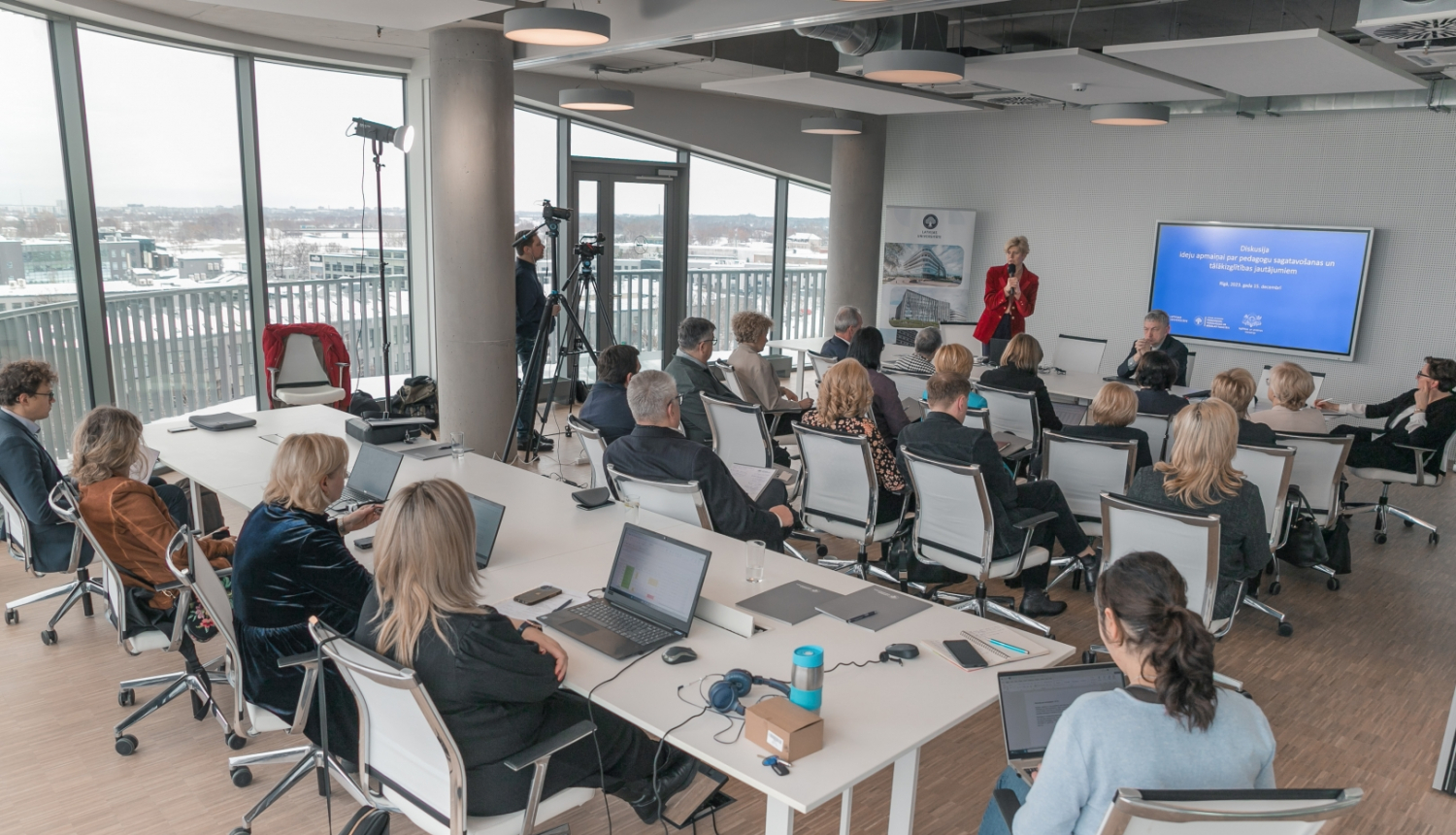LU un IZM diskusija ar skolotājiem un izglītības pārvaldes dalībniekiem, cilvēki sēž pie galdiem, ministre runā