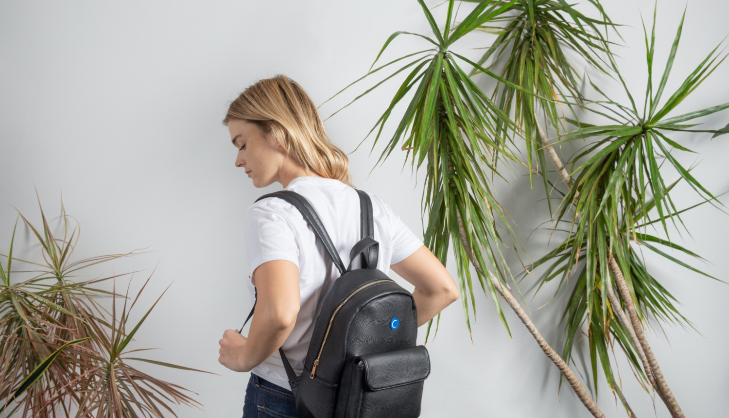 meitene ar mugursomu