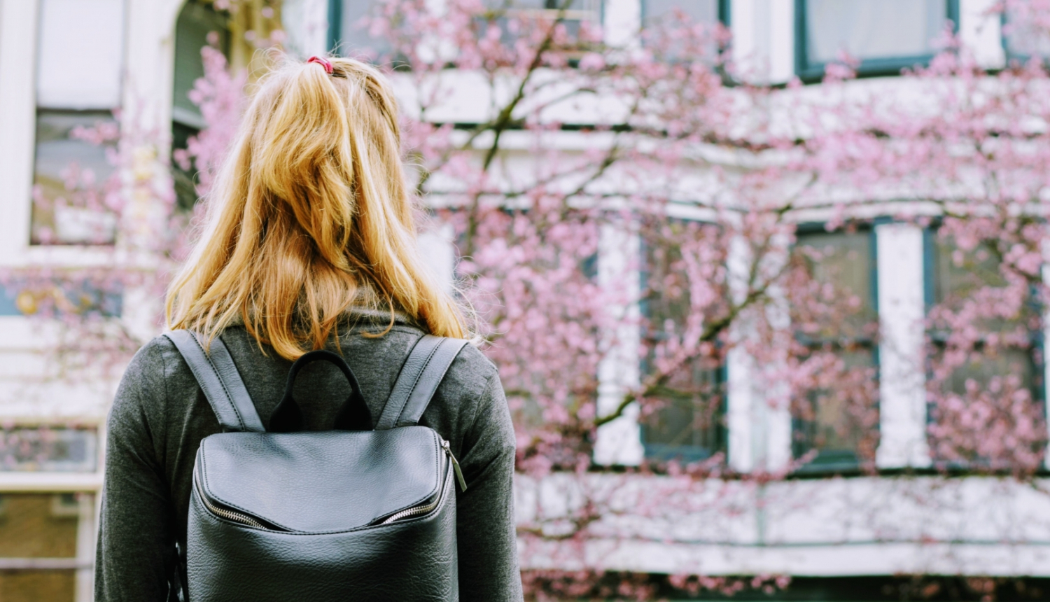 skolniece ar mugursomu