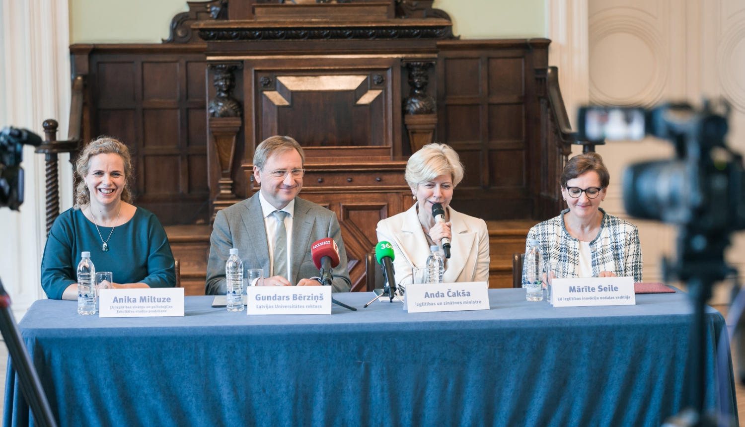 Preses konferencē pie galda ar zilu galdautu sēž izglītības un zinātnes ministre Anda Čakša, LU rektors Gundars Bērziņš, LU Izglītības zinātņu un psiholoģijas fakultātes (IZPF) studiju prodekāne profesore Anika Miltuze un LU Izglītības inovāciju nodaļas vadītāja Mārīte Seile