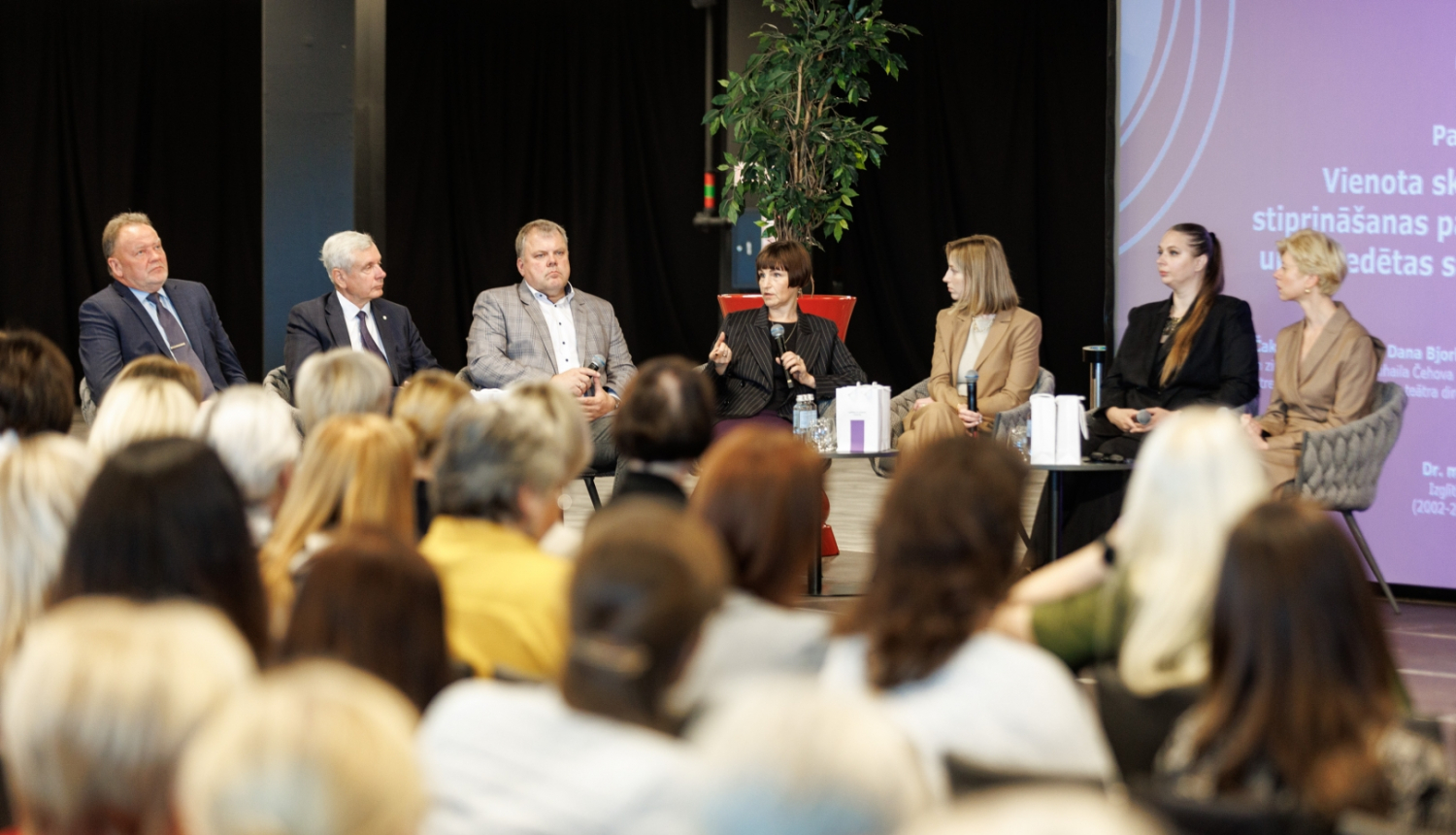 Konferences dalībnieki un paneļdiskusija