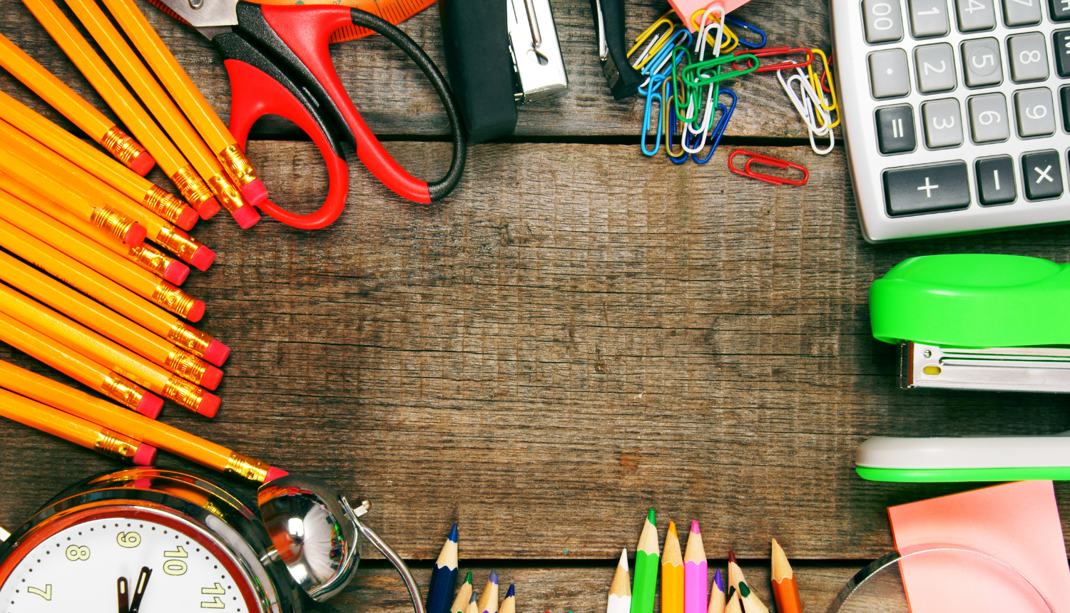 Dažādas kancelejas preces - zīmuļi, šķēres, kalkulators, skavotājs, saspraudes