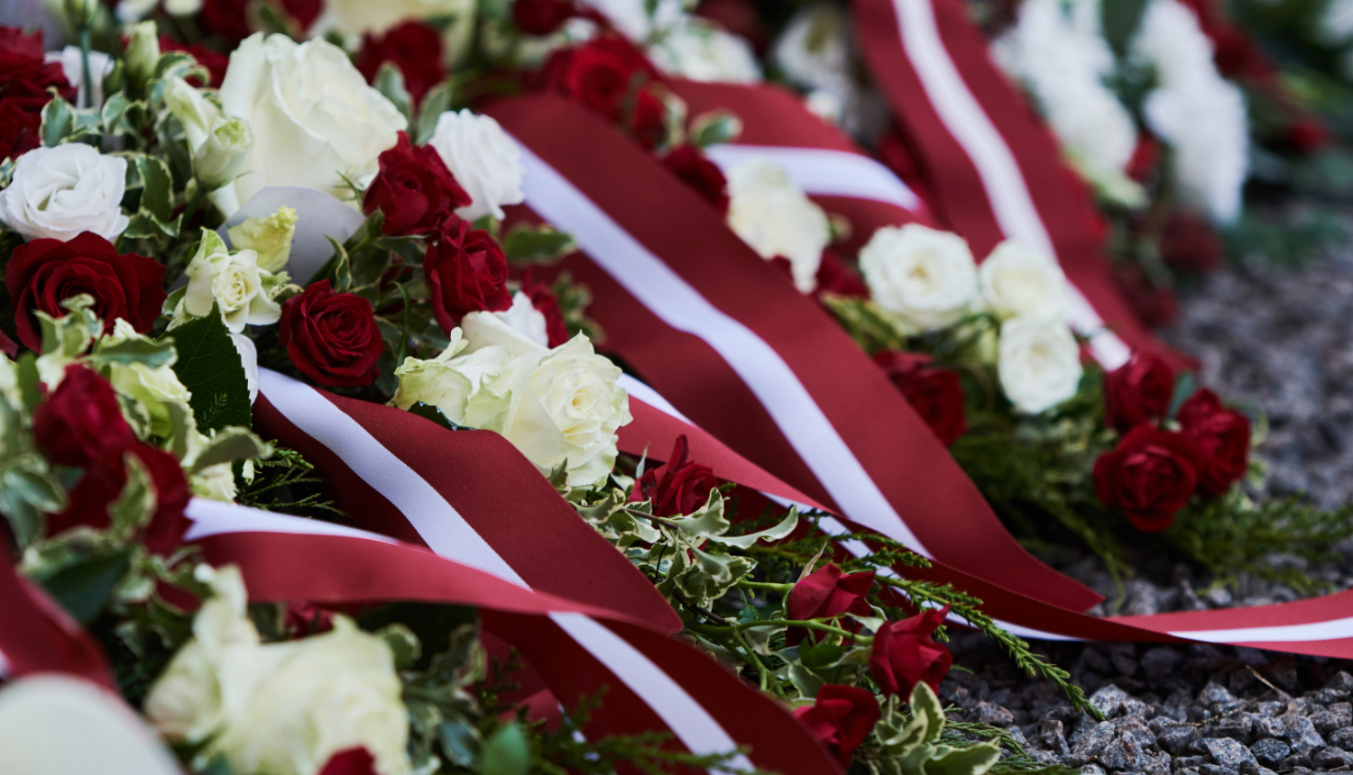 Ziedi ar Latvijas karogiem