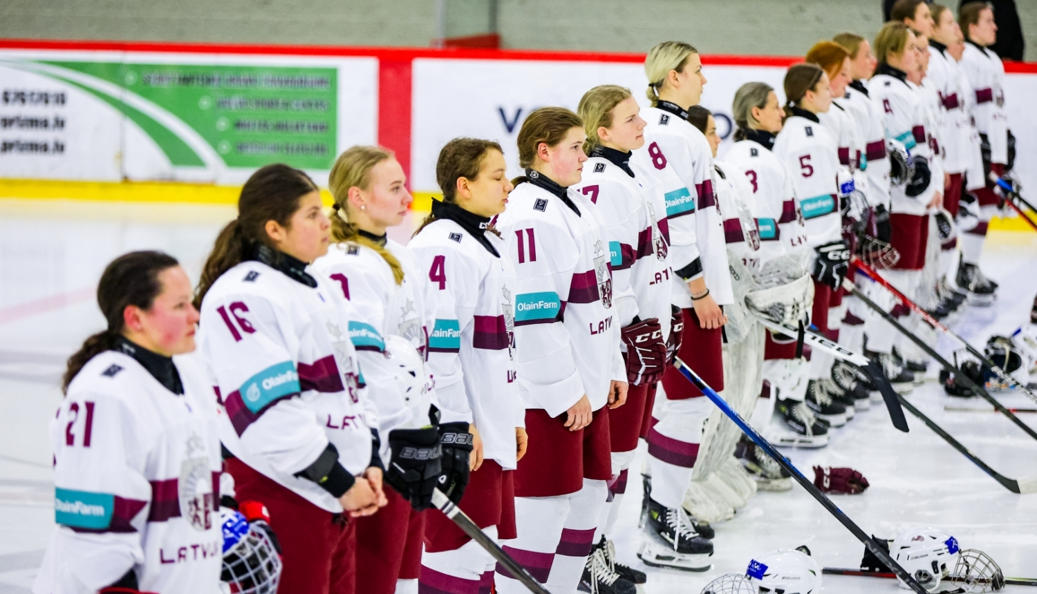 Latvijas sieviešu hokeja izlase stāv uz laukuma