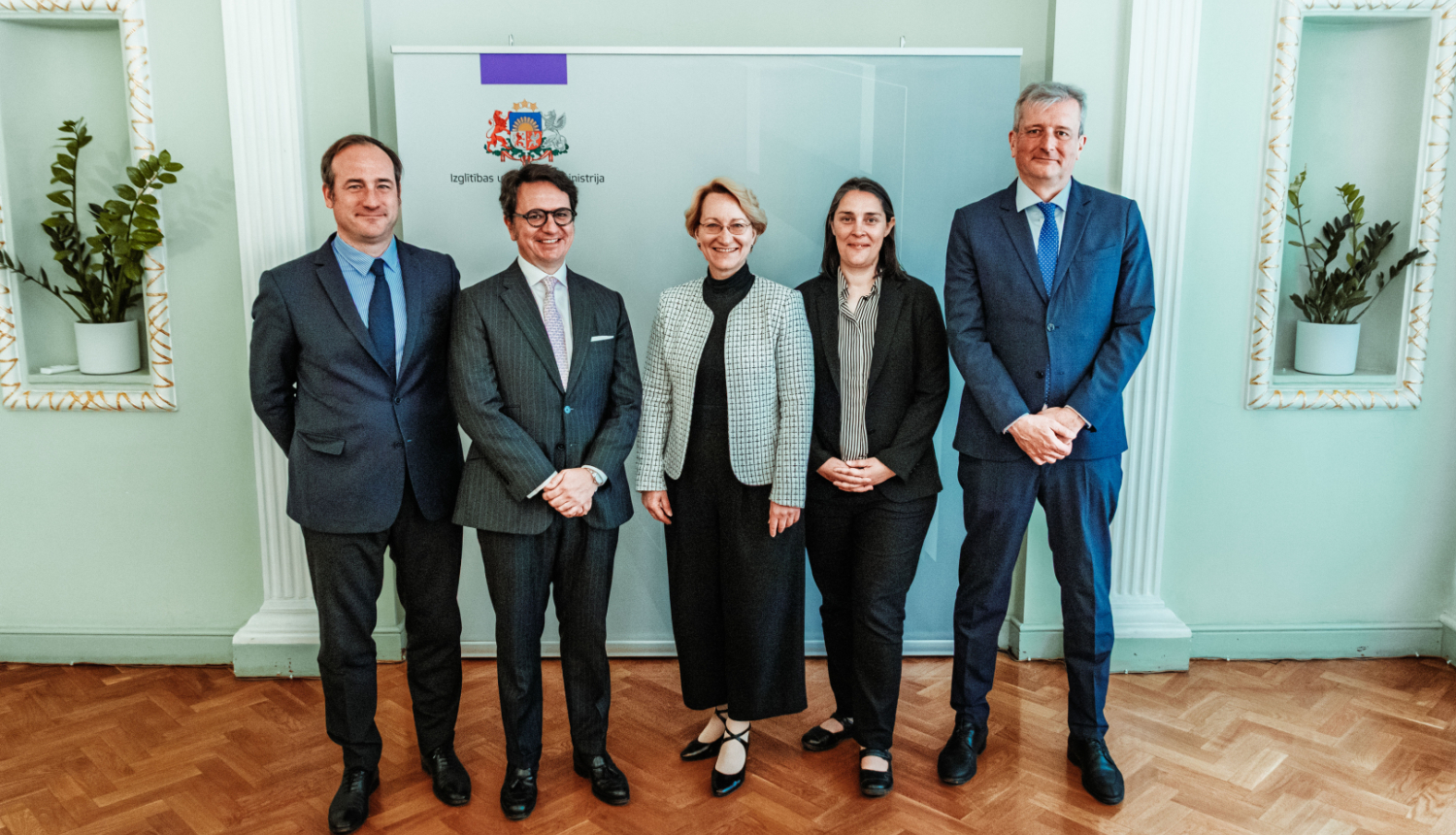 Izglītības un zinātnes ministre Dace Melbārde ar Spānijas vēstnieku Latvijā Manuelu Alamu Orenesu (Manuel Alhama Orenes), Ārlietu ministrijas Spāņu valodas pasaulē nodaļas ģenerāldirektoru Giljermo Eskribano Manzano (Guillermo Escribano Manzano) un izglītības ekspertiem.