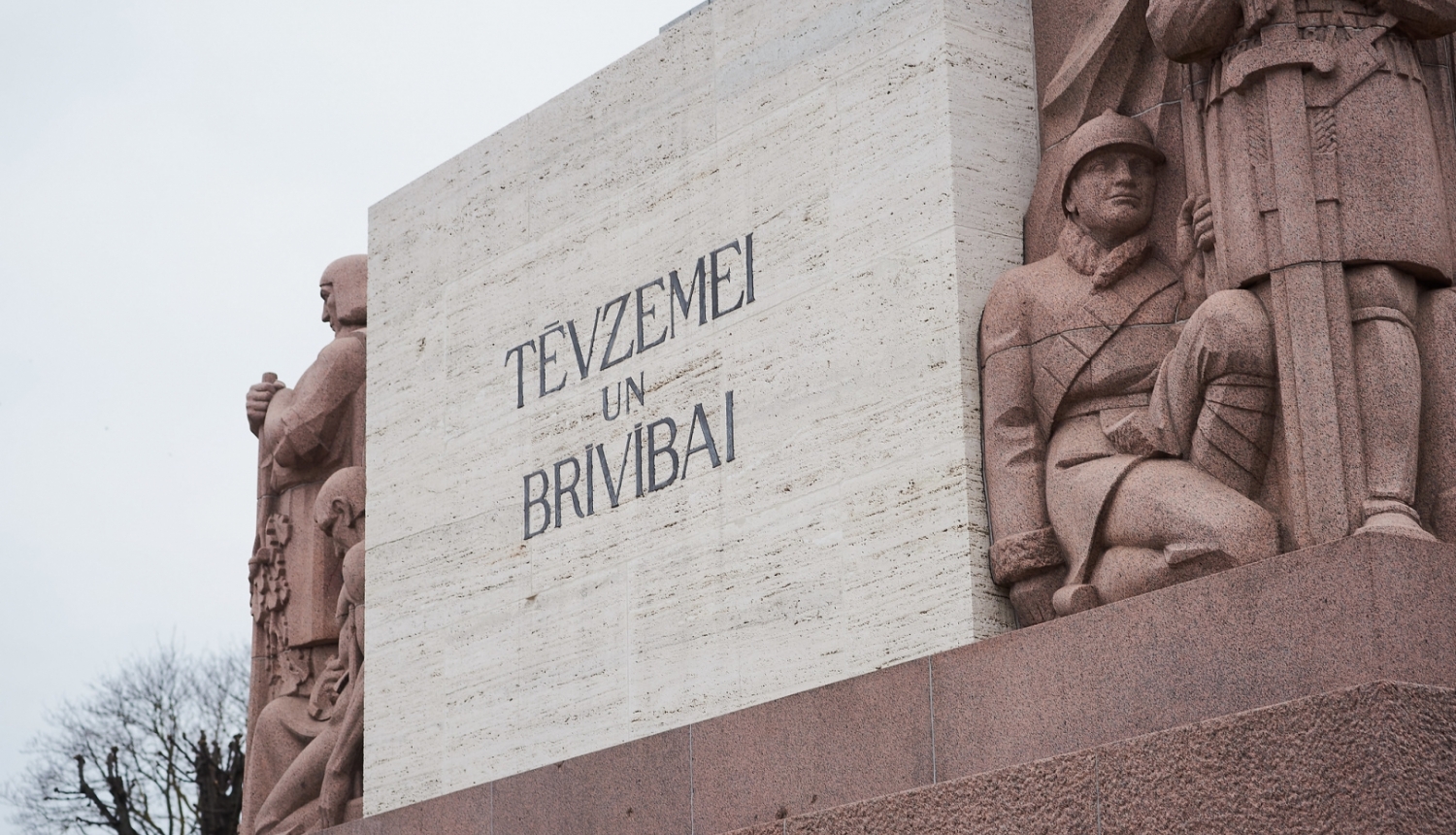Brīvības pieminekļa daļa, uz kuras redzams uzraksts "Tēvzemei un brīvībai"