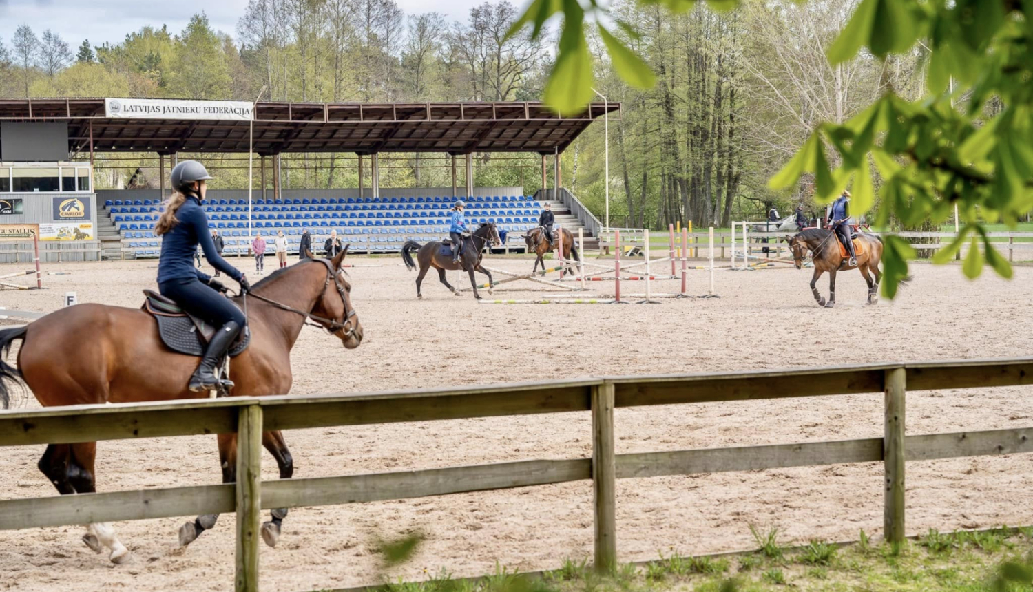 Jātnieki uz zirgiem jāšanas sporta skolā ''Kleisti'' 