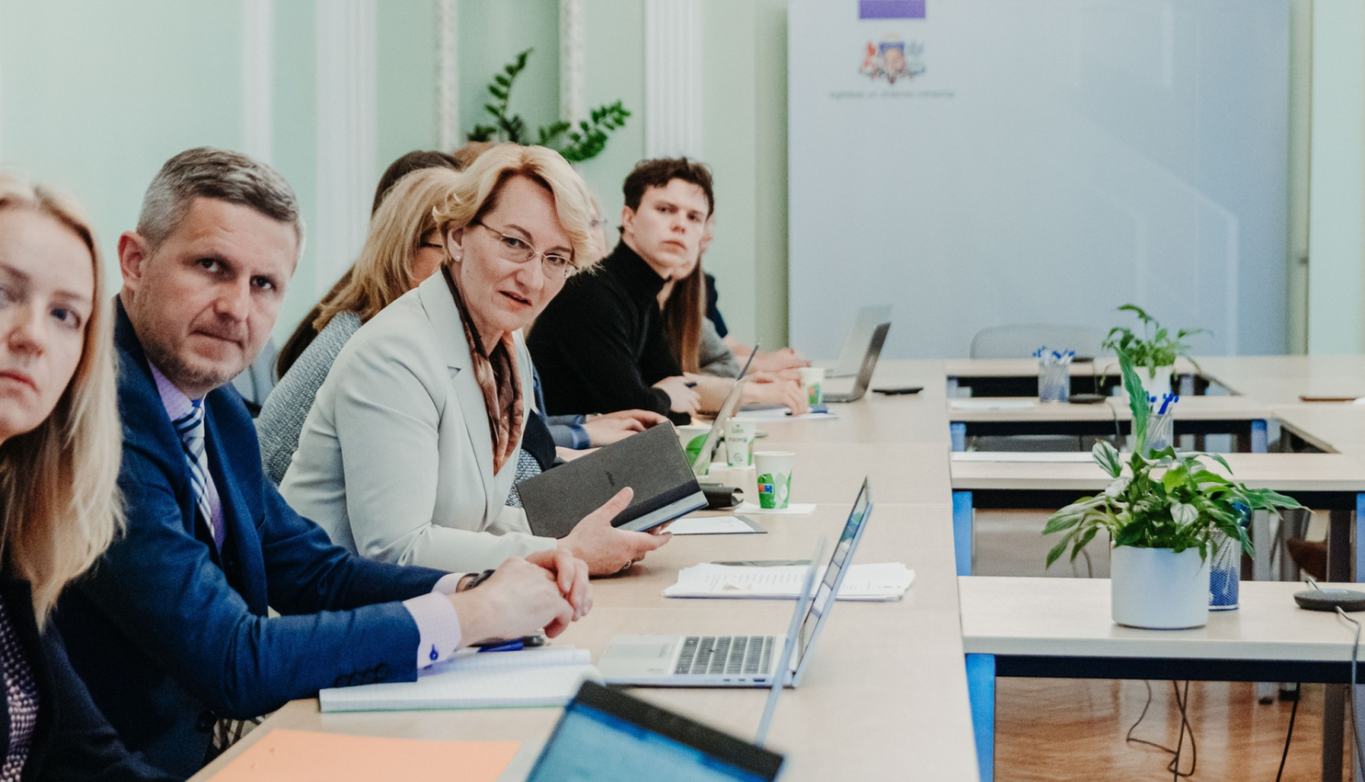 Izglītības un zinātnes ministre Dace Melbārde un IZM darbinieki Jaunatnes konsultatīvās padomes sēdē