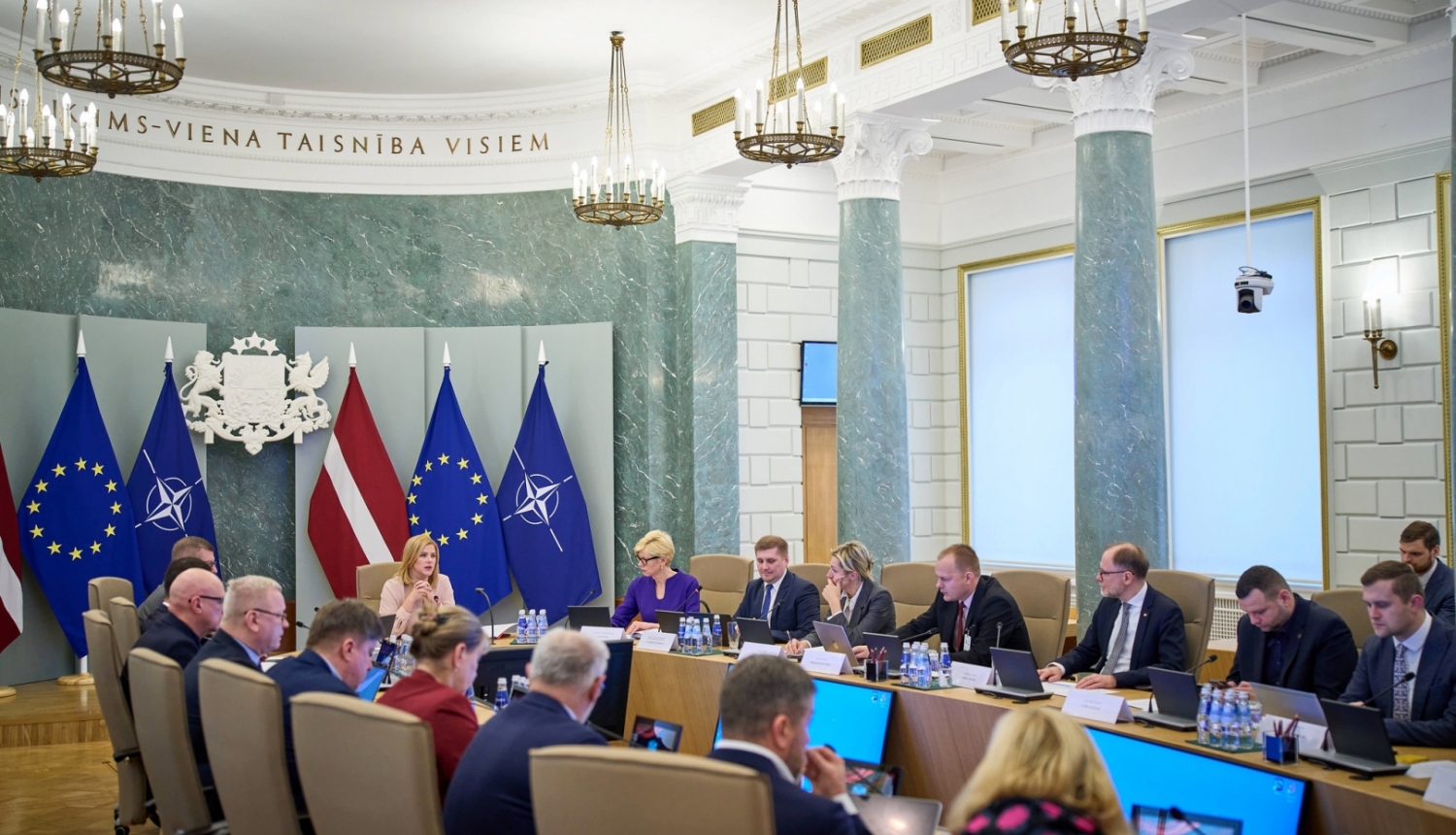 Latvijas Nacionālās sporta padomes sēde; sēdes dalībnieki sēž ap galdu Ministru kabineta zālē