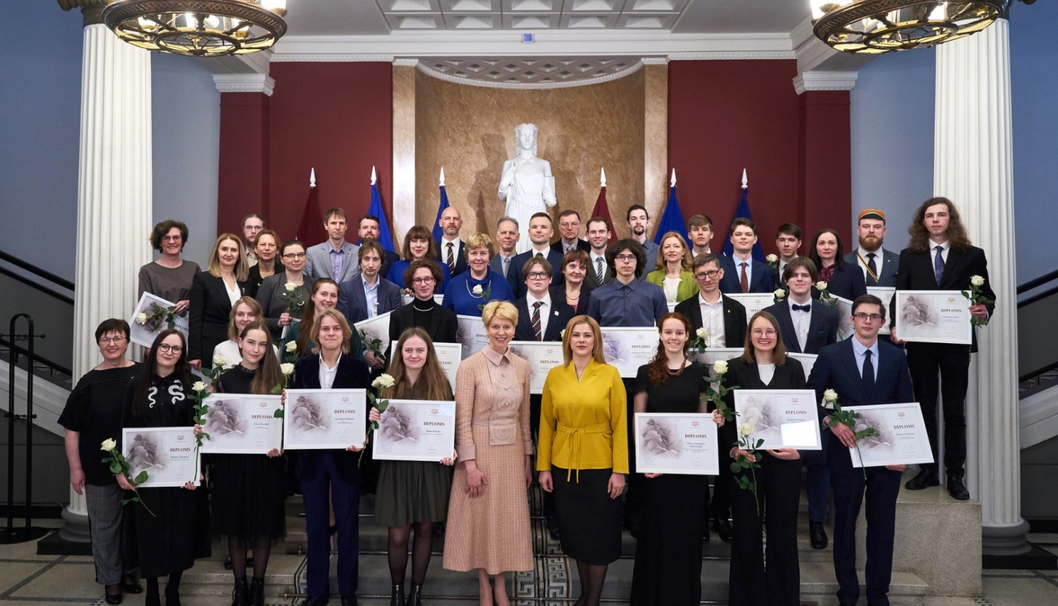 Par augstiem mācību sasniegumiem apbalvoto izcilāko Latvijas jauniešu un viņu pedagogu kopbilde, centrā stāv Ministru prezidente Evika Siliņa un izglītības un zinātnes ministre Anda Čakša