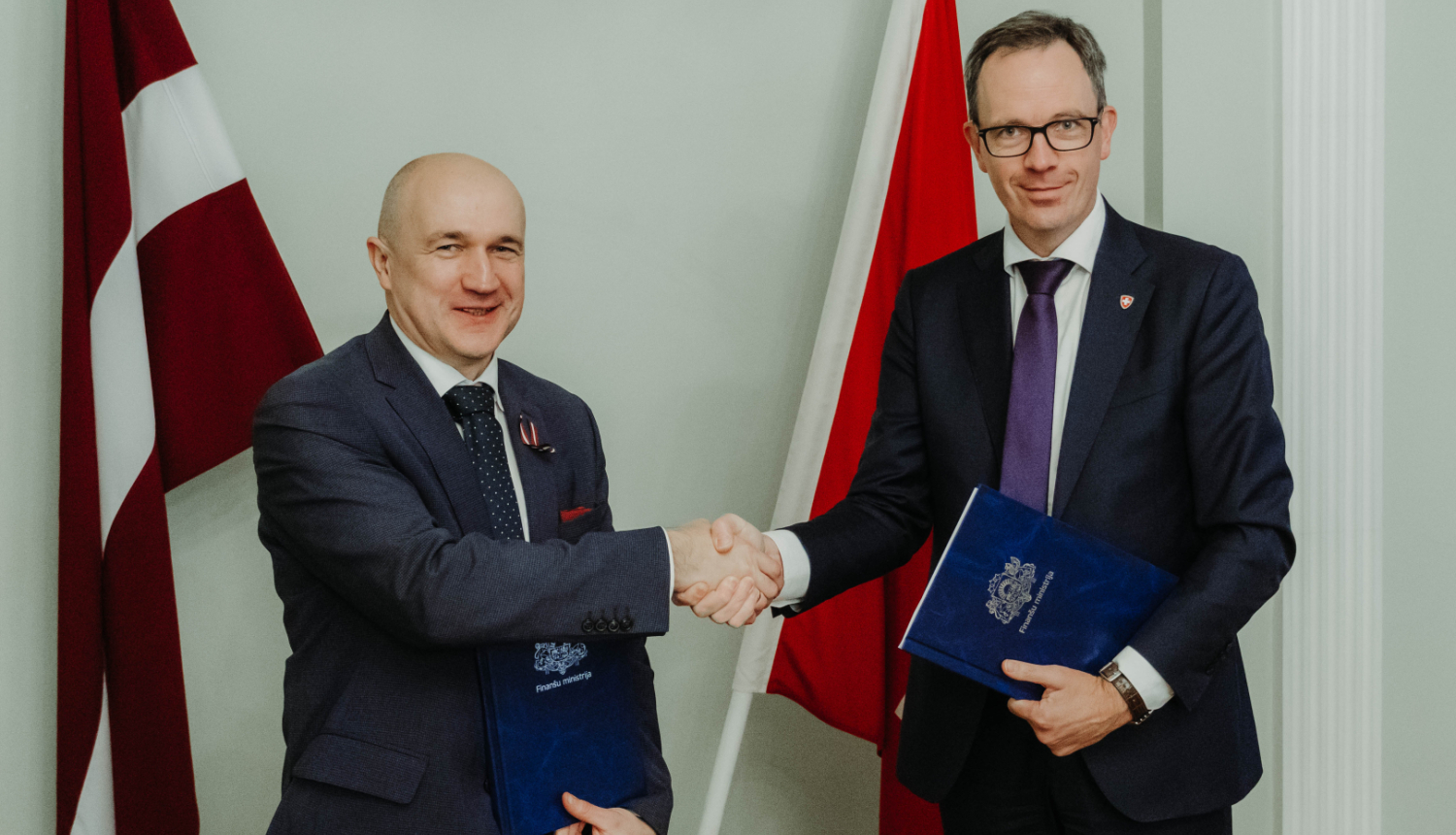 Armands Eberhards (Finanšu ministrijas valsts sekretāres vietnieks Eiropas Savienības (ES) fondu jautājumos) un Šveices Konfederācijas vēstnieks Latvijā Martēns Mišlē (Martin Michelet)