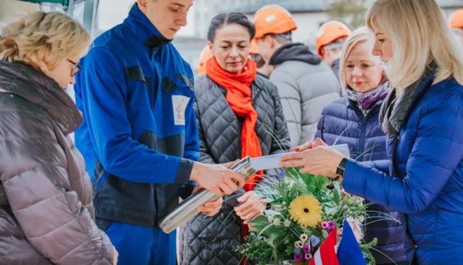Daugavpils Būvniecības tehnikuma jauno darbnīcu pamatos iemūrēta kapsula ar vēstījumu nākamajām paaudzēm