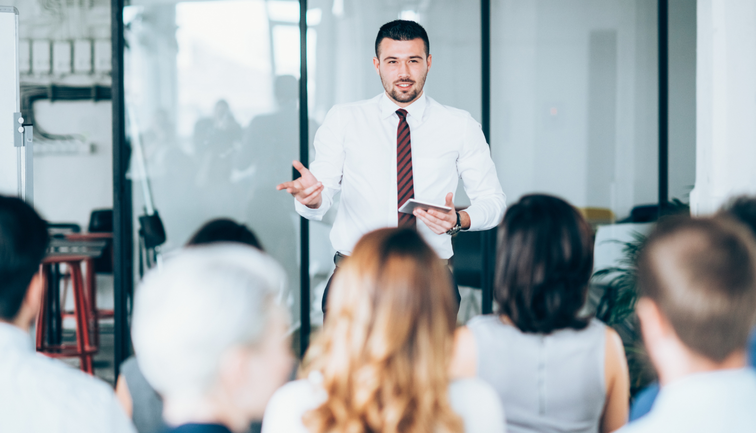 Pasniedzējs vada lekciju, mācības