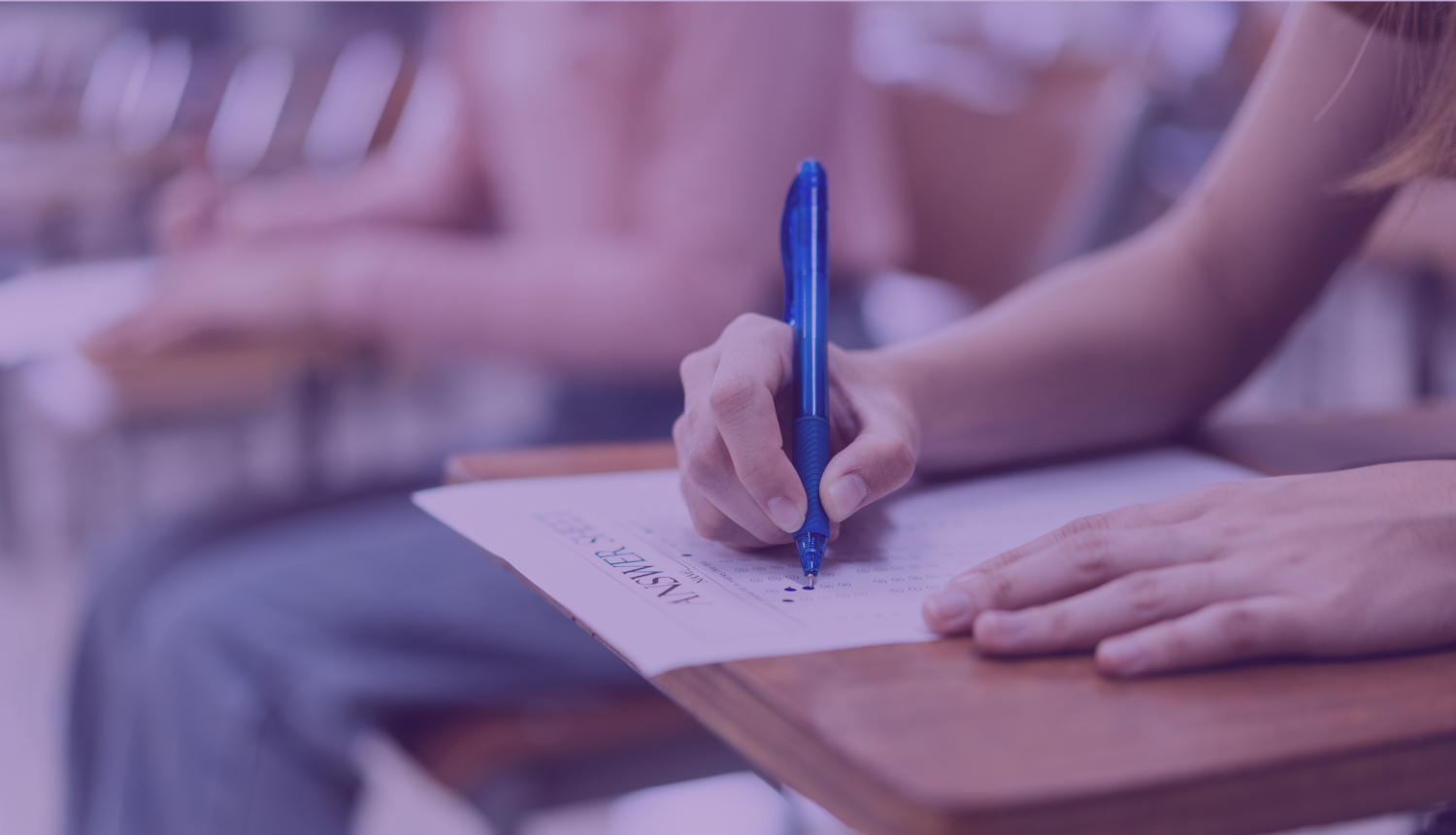 Skolēns raksta eksāmenu