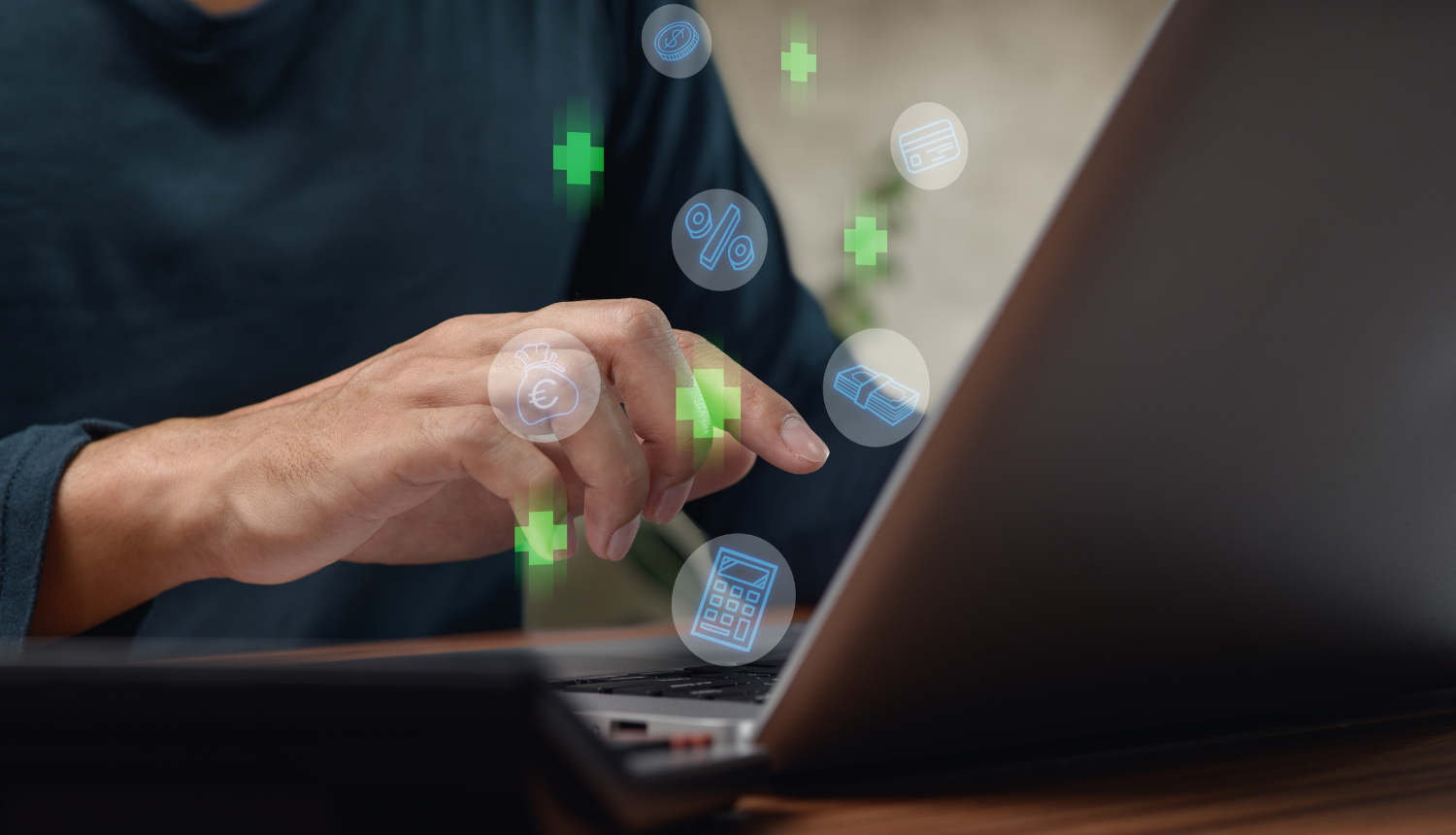 Cilvēks spaida datora klaviatūru, fonā redzami naudas elementi