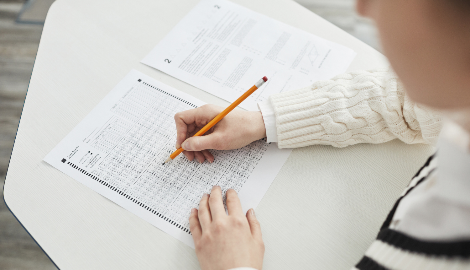 Skolēns raksta eksāmenu