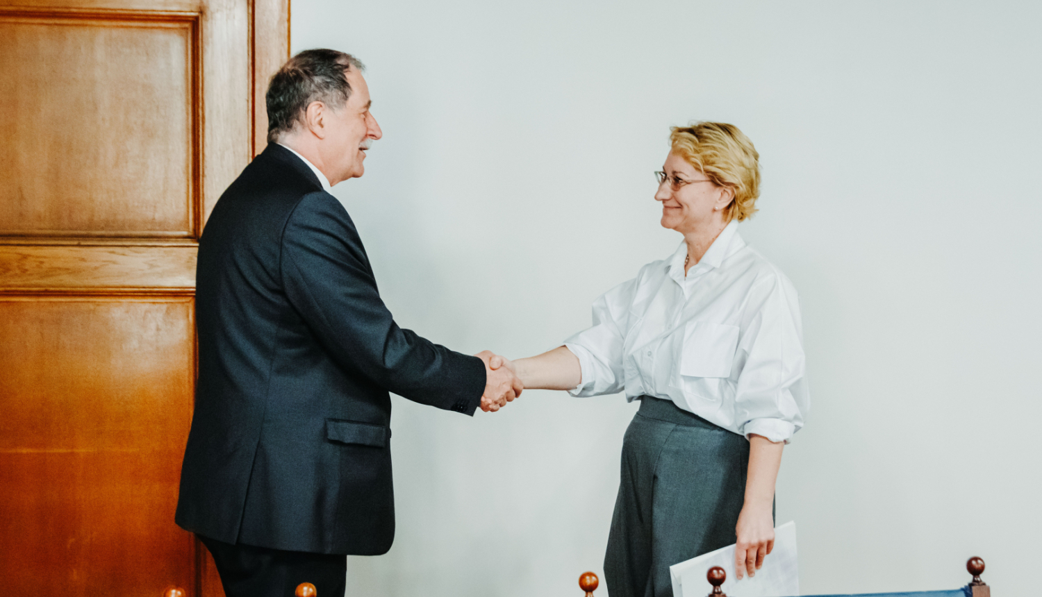 IZM ministre Dace Melbārde un Rumānijas ārkārtējo un pilnvaroto vēstnieku Latvijā V.E. Serdžu Nistoru (Sergiu Nistor)