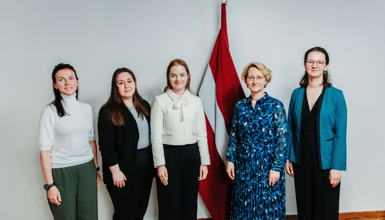 Izglītības un zinātnes ministre Dace Melbārde ar biedrības “Latvijas Jaunatnes padome” (LJP) pārstāvjiem