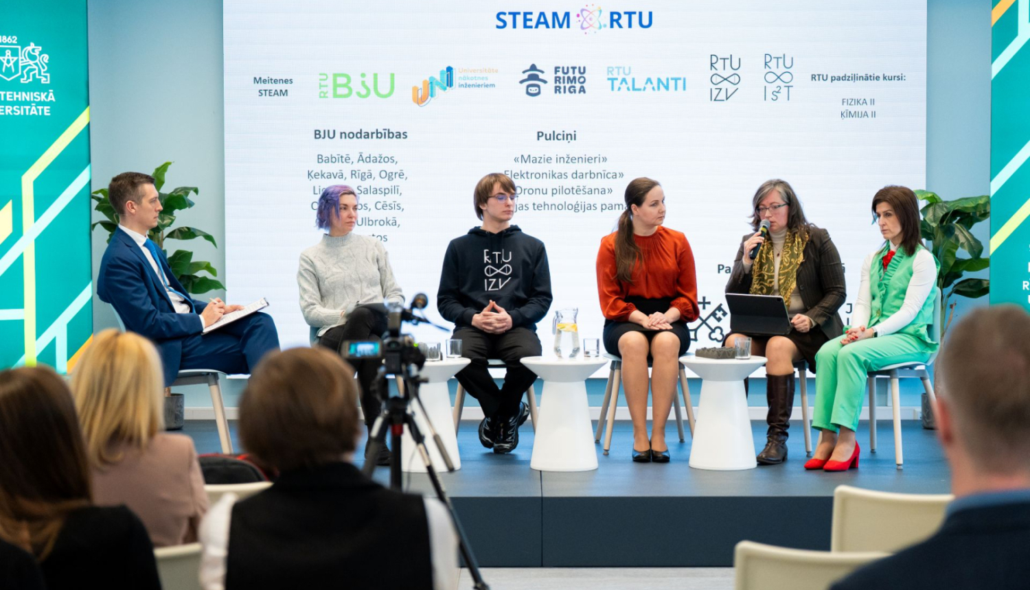Paneļdiskusijas "Inovatīva pieeja STEAM mācību priekšmetu apguvē – jauni rīki, iespējas un izaicinājumi" dalībnieki