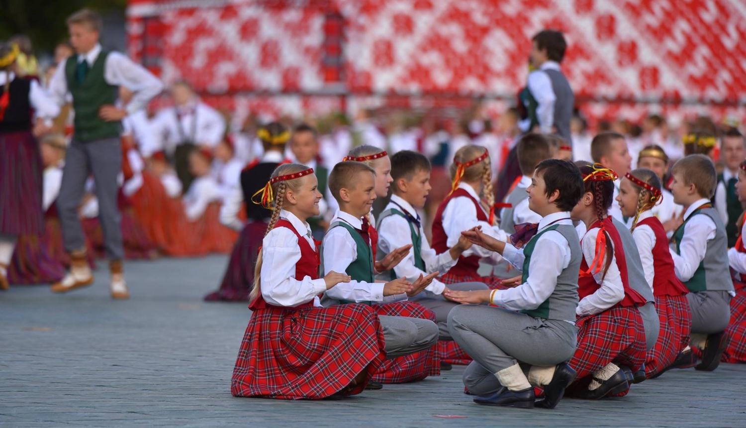 XII Latvijas Skolu jaunatnes dziesmu un deju svētkos piedalīsies vairāk nekā 35 000 dalībnieku