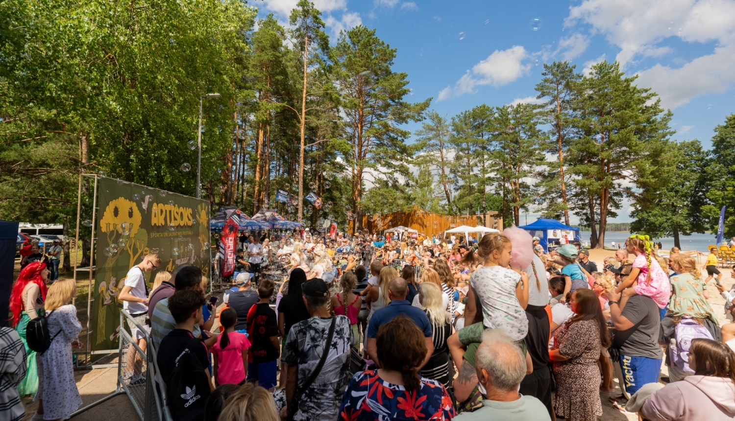 Cilvēki pasākumā