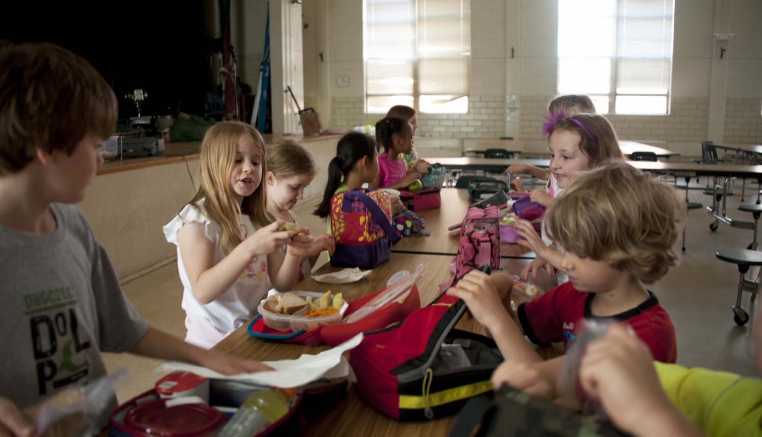 klases telpā bērni ēd