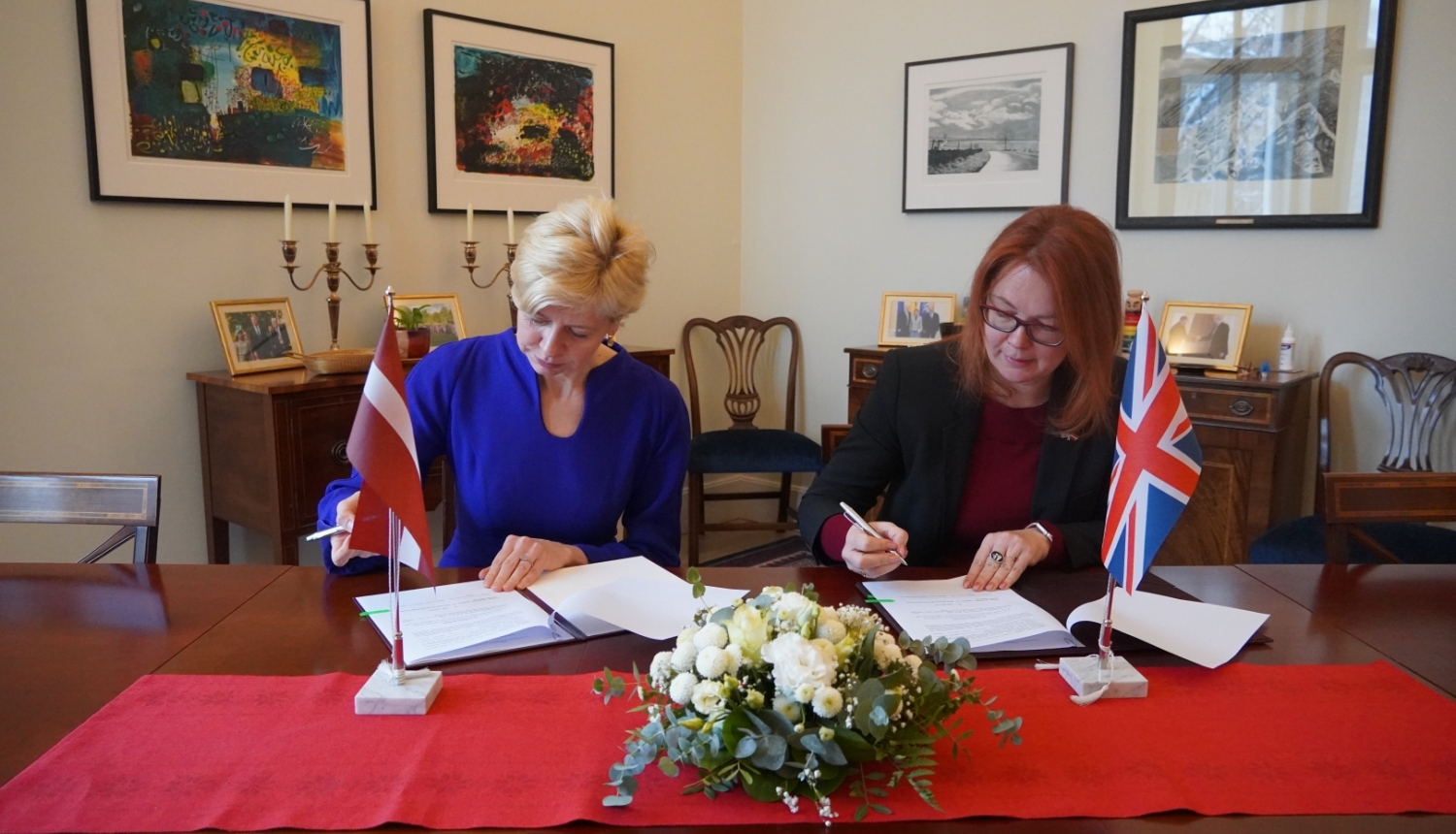 Izglītības un zinātnes ministre Anda Čakša un British Council pārstāvniecības Latvijā vadītāja Zane Matesoviča paraksta sadarbības memorandu