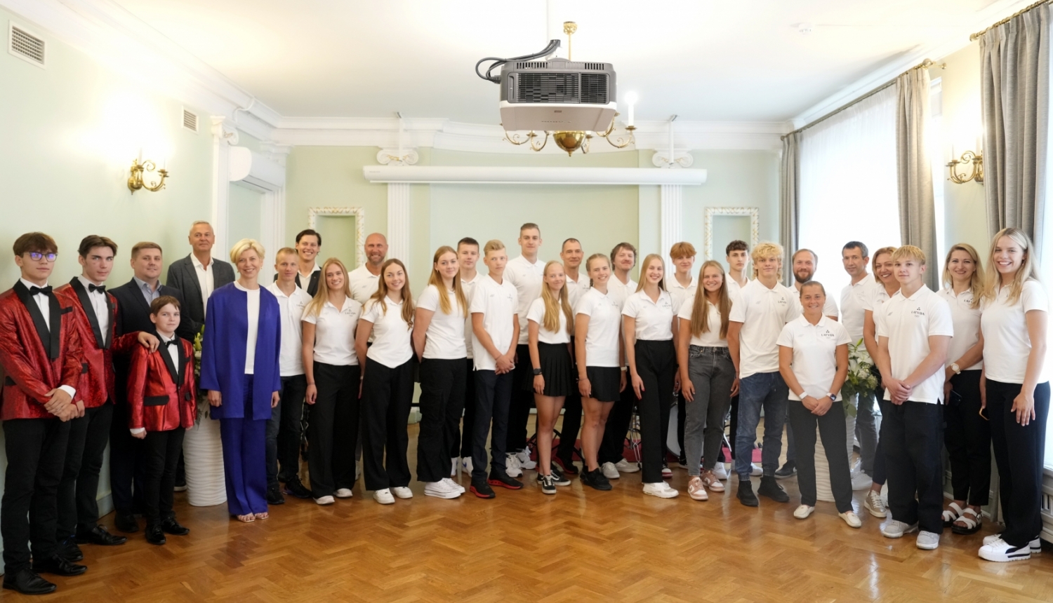Jaunos sportistus sveic izglītības un zinātnes ministre Anda Čakša un viņas padomnieks sporta jautājumos Ainars Bagatskis.