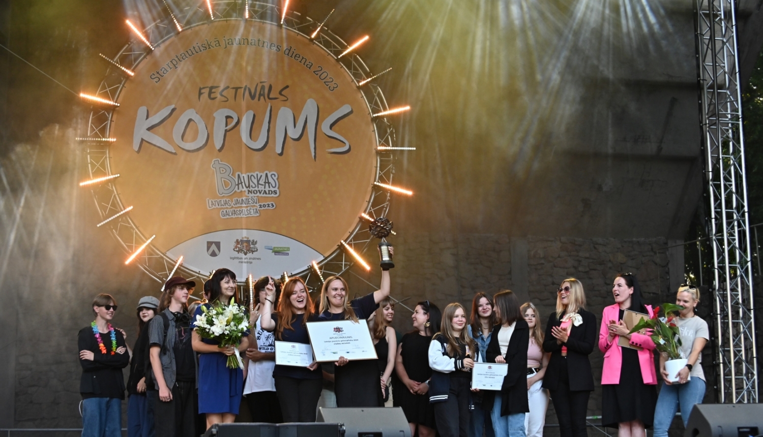 Jaunieši uz skatuves uz festivāla "Kopums" skatuves