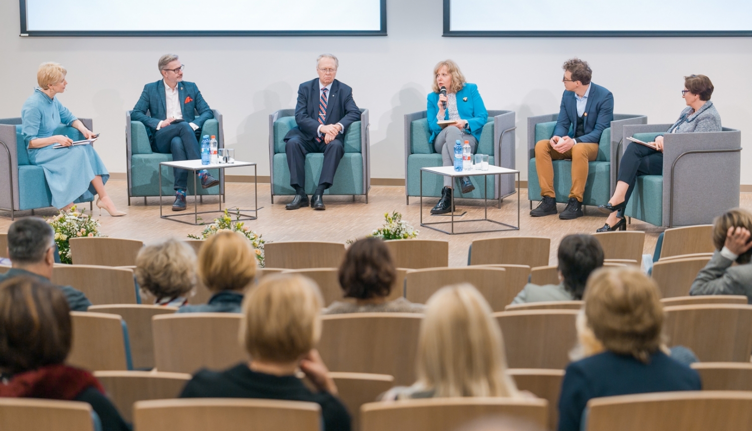 LU un IZM noslēguma diskusijā par pedagogu sagatavošanu eksperti sēžpie galda, redzami arī skatītāji zālē
