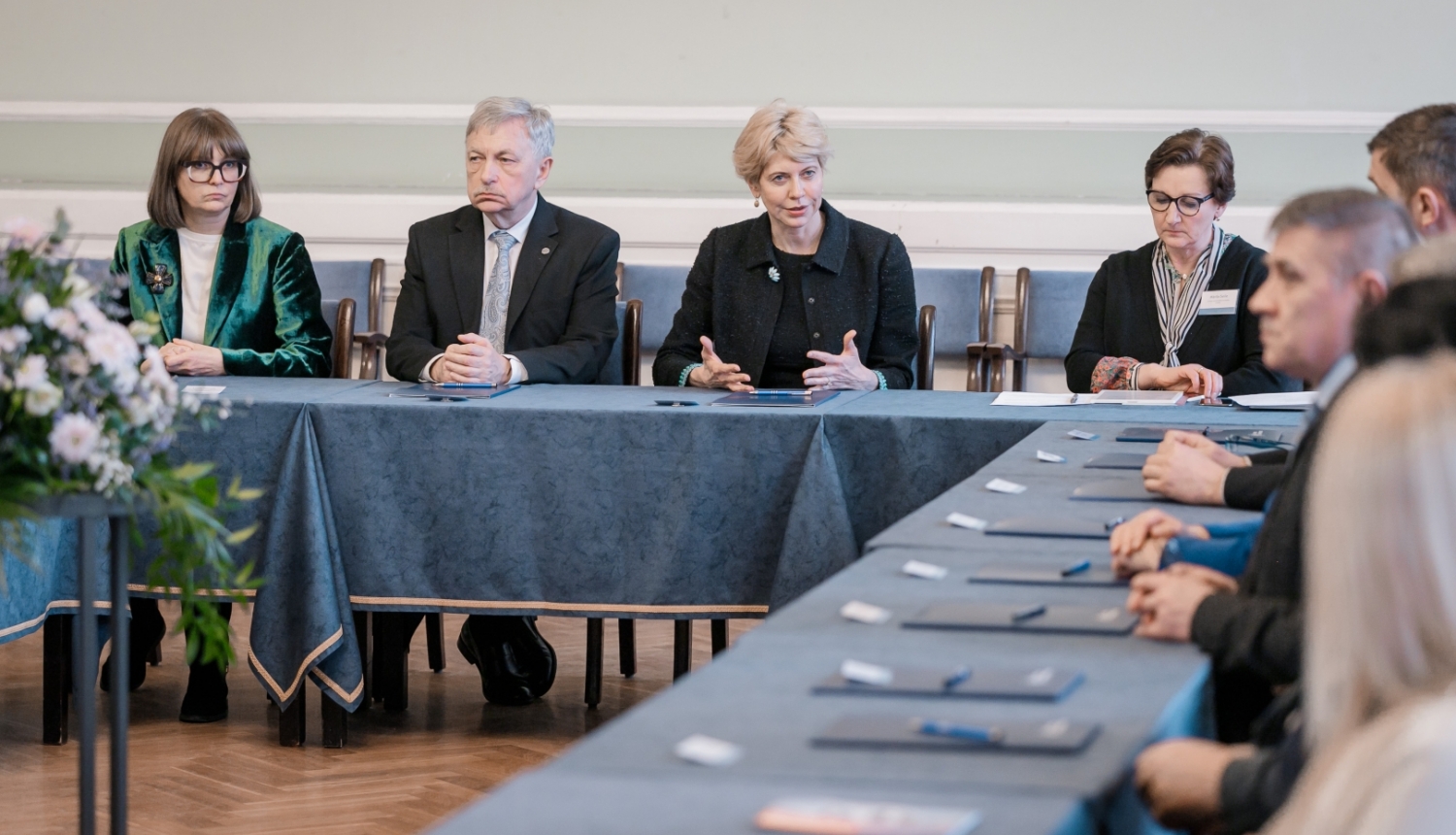 IZM, LU un pašvaldību memoranda parakstīšana. Attēlā redzama izglītības un zinātnes ministre Anda Čakša, LU rekotrs Indriķis Muižnieks un LU Izglītības zinātņu un psiholoģijas fakultātes dekāne Linda Daniela.