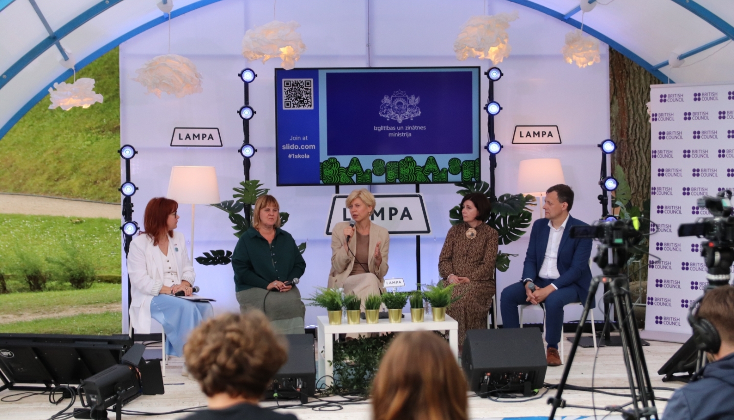 Diskusijas dalībnieki uz skatuves
