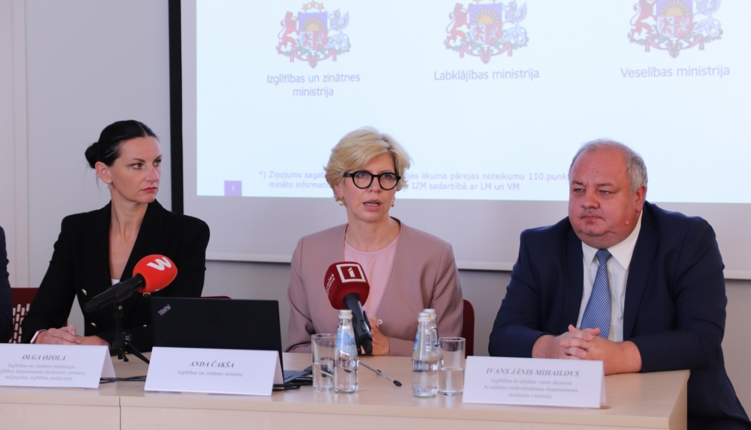 Preses konferencē pie galda sēž izglītības un zinātnes ministre Anda Čakša, zglītības kvalitātes valsts dienesta Kvalitātes nodrošināšanas departamenta direktora vietnieks Ivans Jānis Mihailovs un IZM Izglītības departamenta direktores vietniece iekļaujošas izglītības jautājumos Olga Ozola.
