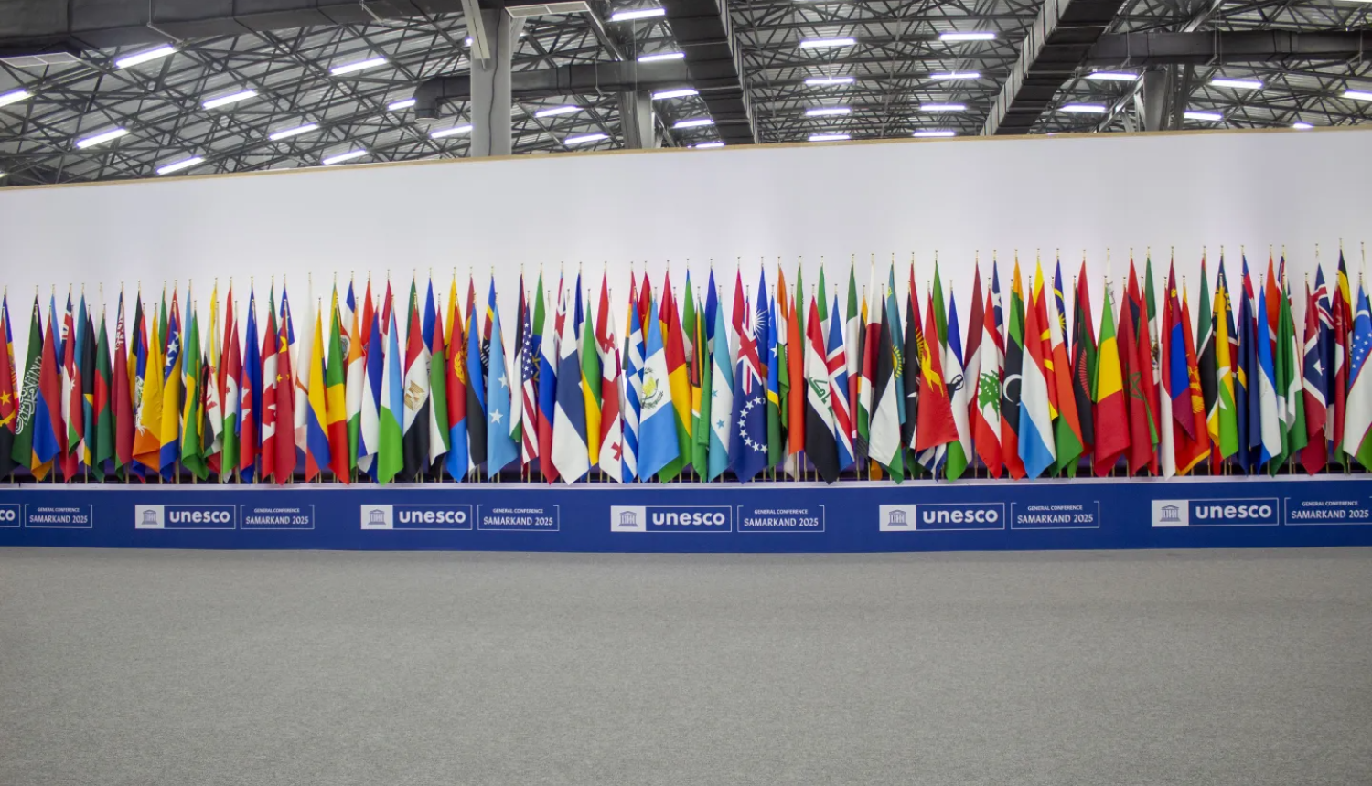 Rindā salikti daudzu valstu karogi