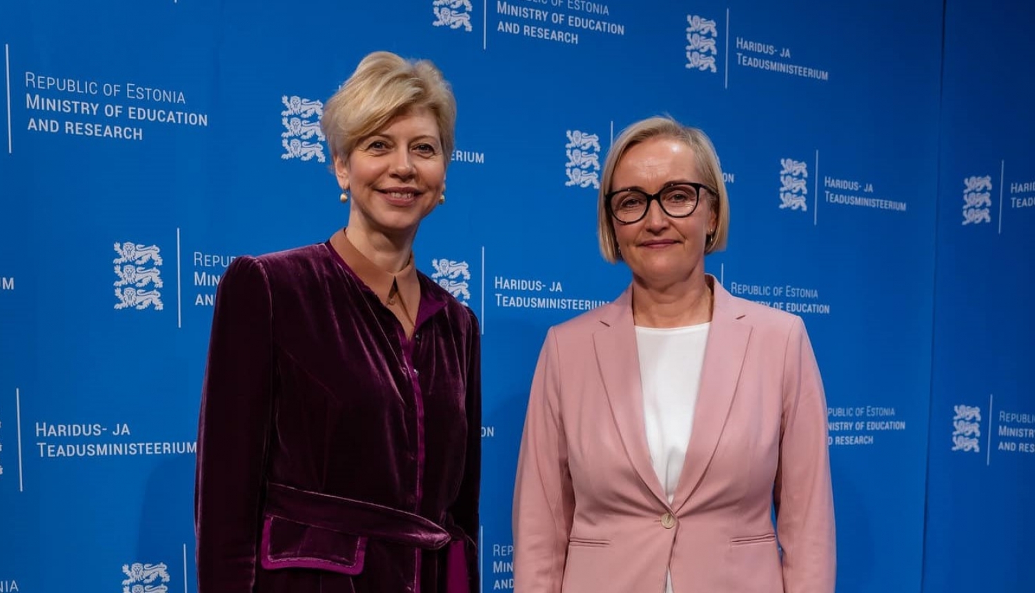 Izglītības un zinātnes ministre Anda Čakša un Igaunijas izglītības ministre Kristīna Kallasa stāv uz zila fona