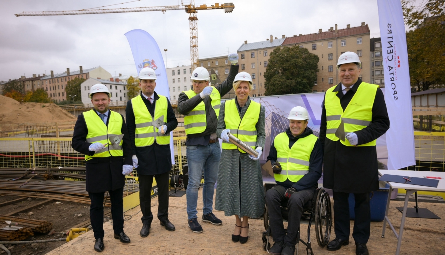 Komandu sporta spēļu halles kapsulas iemūrēšanas svētki