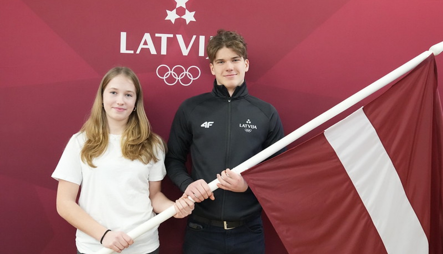 Latvijas delegācijas karognesēji Pasaules Jauniešu Ziemas Olimpiskajās spēlēs Amēlija Kotāne un Olivers Mūrnieks.