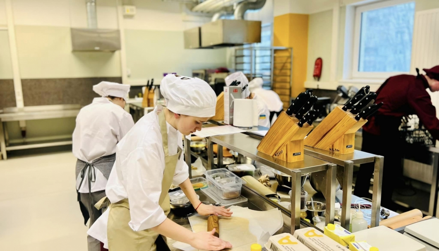 Studenti mācās gatavot profesionālā virtuvē